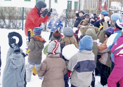 Schneeballschlacht der BB RADIO Morgenmacher gegen die Kinder der Kita "Krämer Kids" aus Oberkrämer.