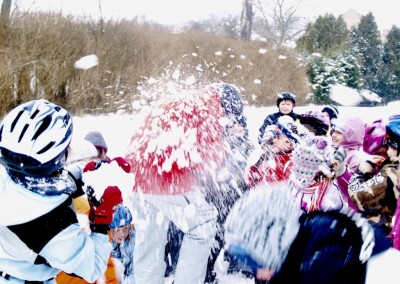 Schneeballschlacht der BB RADIO Morgenmacher gegen die Kinder der Kita "Krämer Kids" aus Oberkrämer.