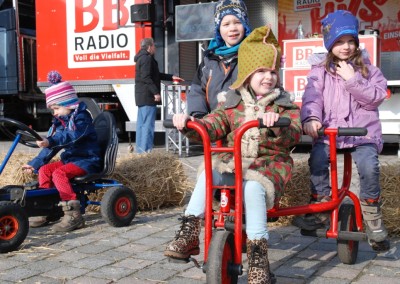 Chaot Benni in Neuruppin auf dem Schulplatz